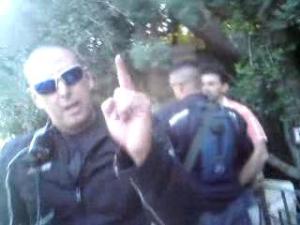 השוטר שחטף את המצלמה ממפגינה